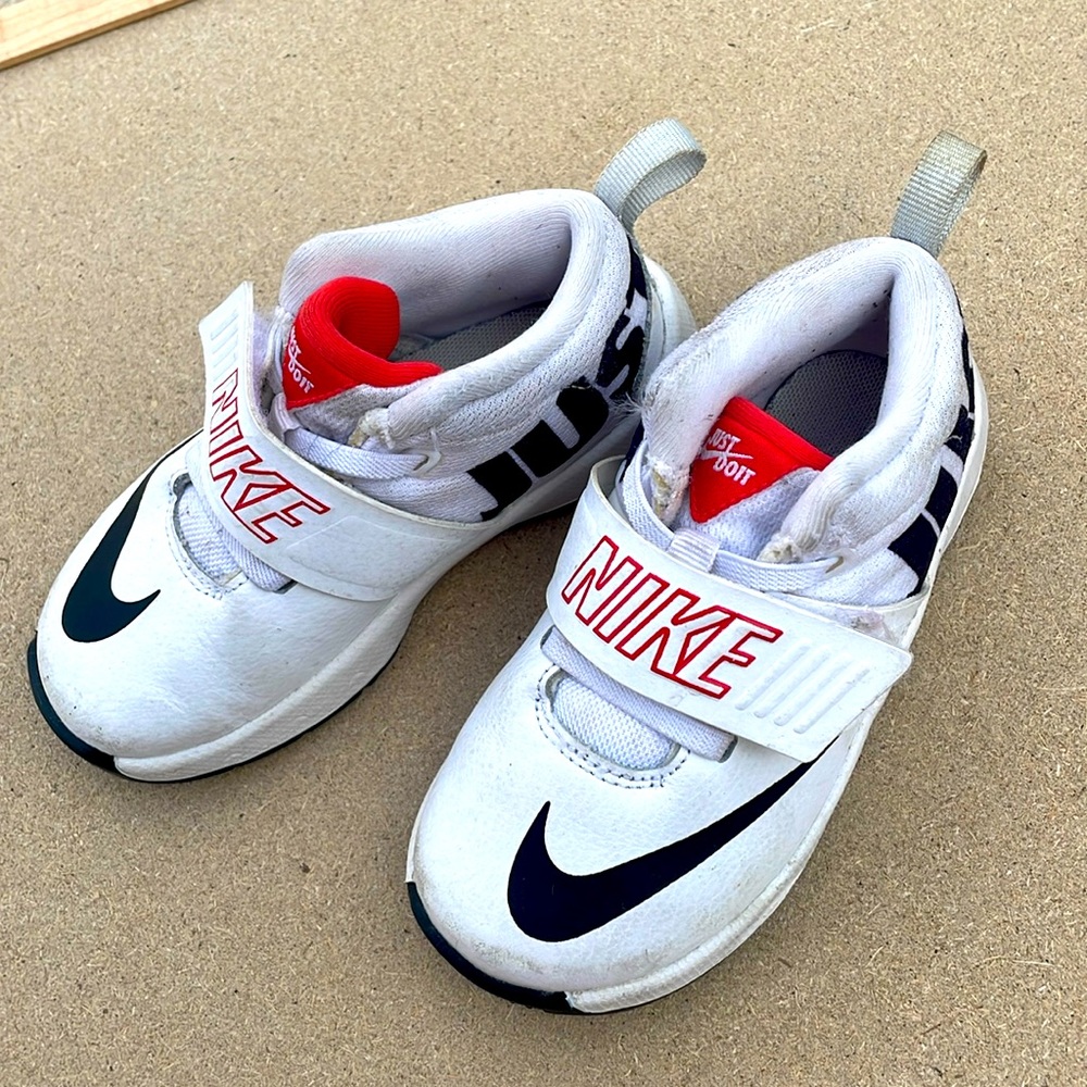 9c kids Nike sneakers tennis shoes